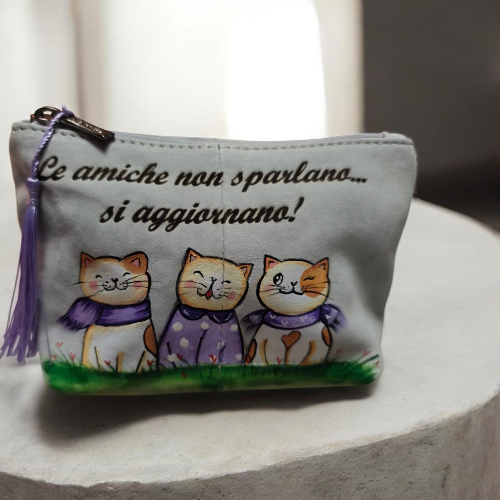 Pochette in pelle personalizzata tema amicizia Le amiche si aggiornano - LisArt